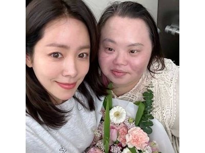 한지민 다운증후군 작가 정은혜 응원하며 화제 썸네일